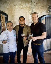 Cargar imagen en el visor de la galería, Tequila MANO DE OBRA Añejo 100% Agave - 250 ml botellas Ed MATRA OAK