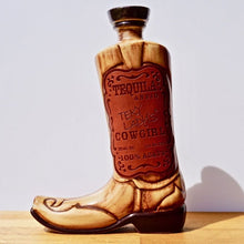 Cargar imagen en el visor de la galería, Tequila TEKYLADYS CowGirl Añejo 100% Agave - 375 ml Edición Bota Cerámica